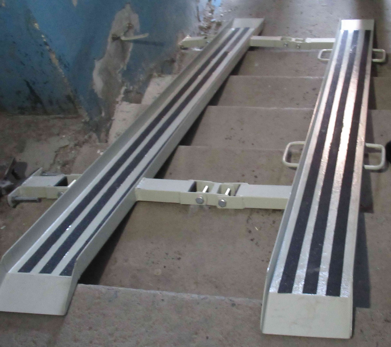 В доме известного гармониста из Каменска-Уральского, игравшего даже в Кремле, наконец-то появился пандус. Качество работы мэр проверил лично