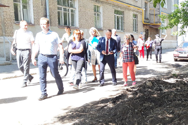 «Против строительства нового дома на старых сетях». Чиновники встретились с жителями домов на улице Строителей и Жуковского