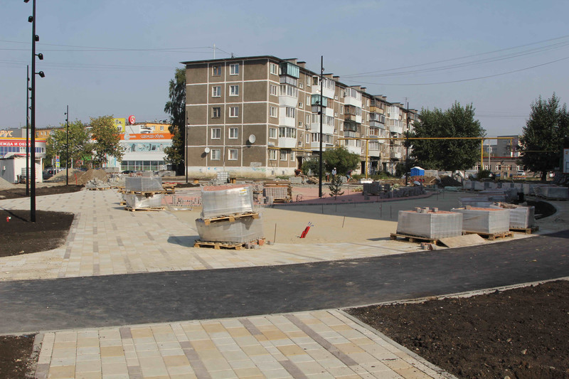 «Для отдыха и удобного транзита». Аллея по улице Тевосяна в Каменске преображается в рамках работ по благоустройству. Что тут происходит?