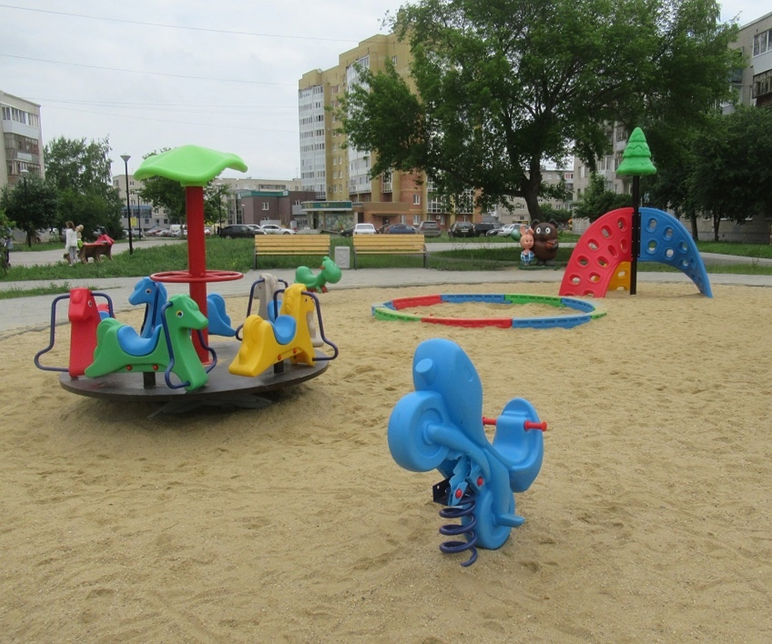 «Придется восстанавливать». Вы только посмотрите, что творят вандалы в сквере Тимирязева в Каменске-Уральском! Мэр приехал и удивился...