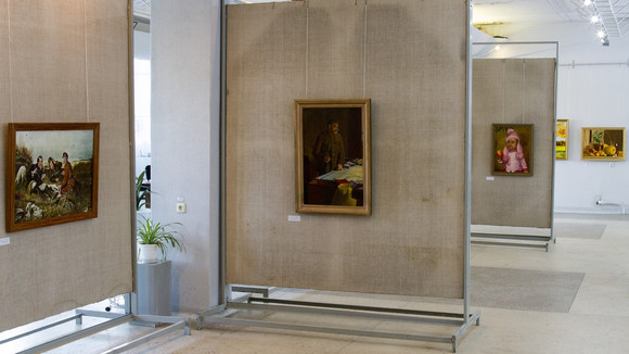 Самодеятельный художник открыл свою экспозицию в Каменске-Уральском: с душевными картинами ждет зрителей до конца месяца