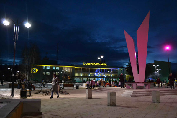 После реконструкции в Каменске-Уральском открылась территория у ДК «Современник»: здесь теперь светло, есть где погулять и посидеть…