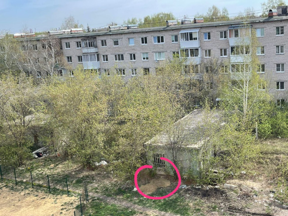 Жители Каменска-Уральского пожаловались на рабочих, загрязняющих территорию обломками старой плитки Жители Каменска-Уральского пожаловались на рабочих, загрязняющих территорию обломками старой плитки