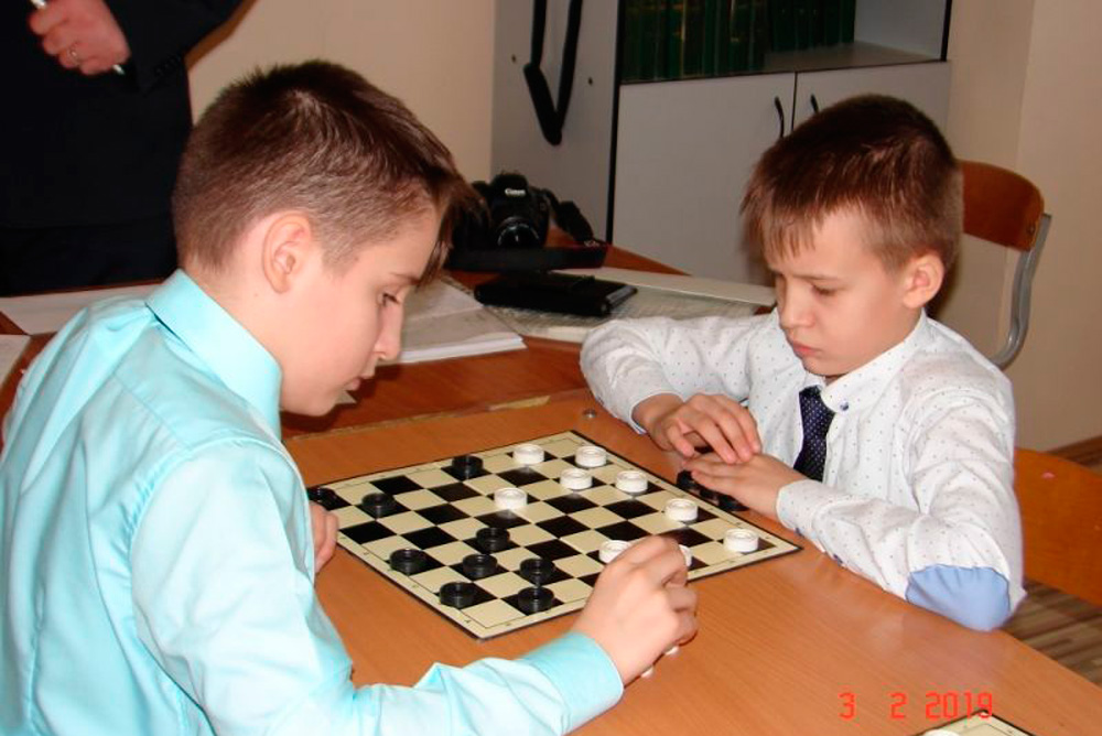 В главном соборе Каменска-Уральского дети уже пять лет играют в шашки — их тренирует мастер спорта, участник чемпионатов России и мира