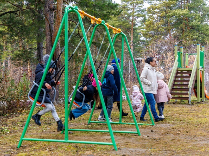 Синарские трубники открыли детскую игровую площадку в поселке Мирный Каменска-Уральского Синарские трубники открыли детскую игровую площадку в поселке Мирный Каменска-Уральского