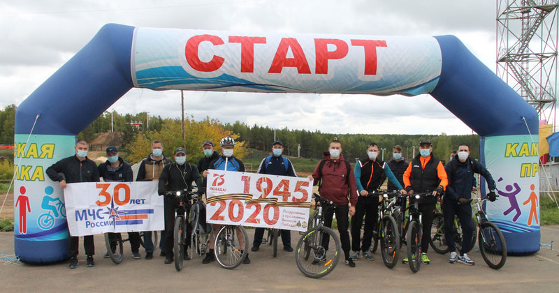 «Держать себя в спортивной форме». Спасатели вместе с горожанами прокатились по Каменску и окрестностям в ходе прогулки «ВелоОсень»