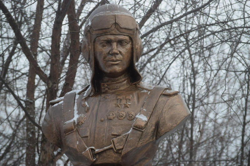 В Каменске-Уральском, Лобве и Краснотурьинске вспоминали Героя СССР, летчика-аса Григория Речкалова, награжденного статусными орденами