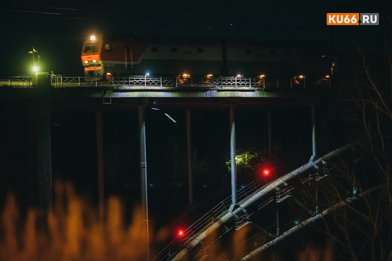 Еще одна достопримечательность: железнодорожники подсветили мост через Исеть в Каменске-Уральском. Увидеть красоту можно с Набережной