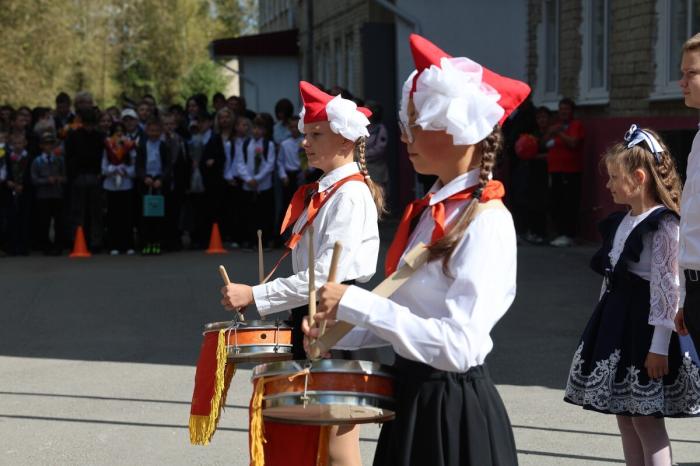 Автогородок, инженерные классы и новые спортплощадки: чем запомнился День знаний в Каменске-Уральском | 19 тысяч школьников Каменска-Уральского начали учебный год