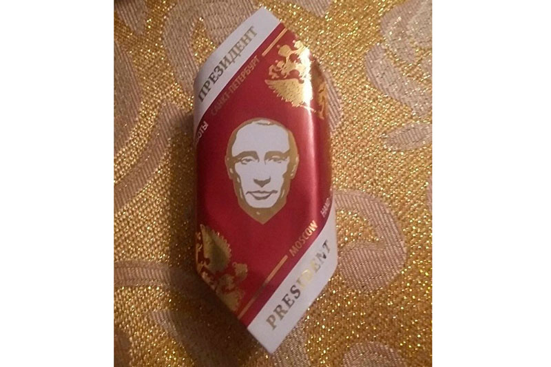 В Омске детям раздали конфеты с Путиным. В составе — водка и перец