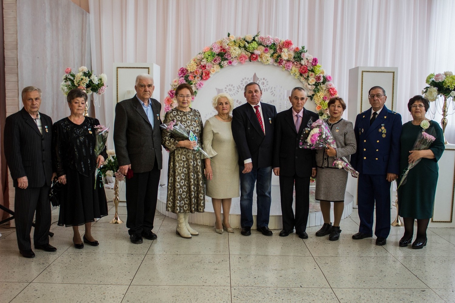 Вот с кого пример брать надо! В Каменске-Уральском знаком «Совет да любовь» наградили пять супружеских пар, проживших вместе более 50 лет