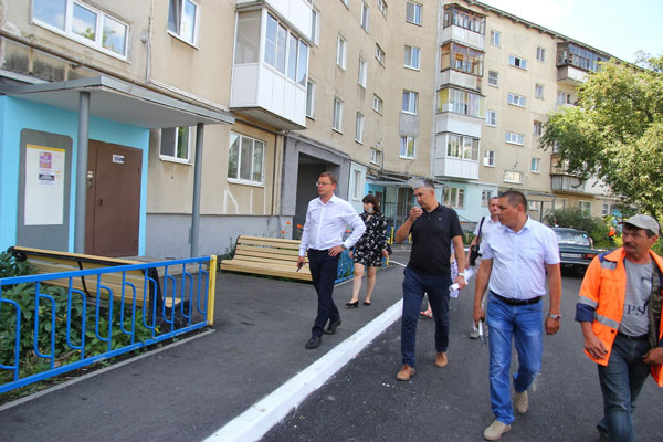 Люди захотели и добились своего: большой двор для жителей нескольких домов по ул. Кирова в Каменске-Уральском почти благоустроен!