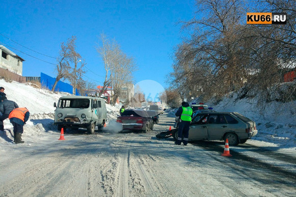 «Никуда я не гнал. Ехал спокойно...» Появились кадры лобового столкновения на улице Ленина в Каменске-Уральском. ВИДЕО