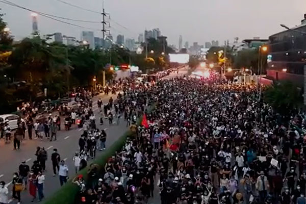 В Таиланде протестующие прорвались к Дому правительства