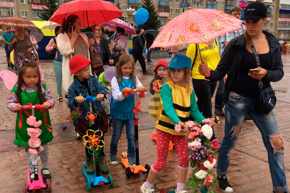 Под дождем, без солнца «прокатился» нынче по Каменску-Уральскому «Карнавальчик на колесах», но на настроении участников это не сказалось
