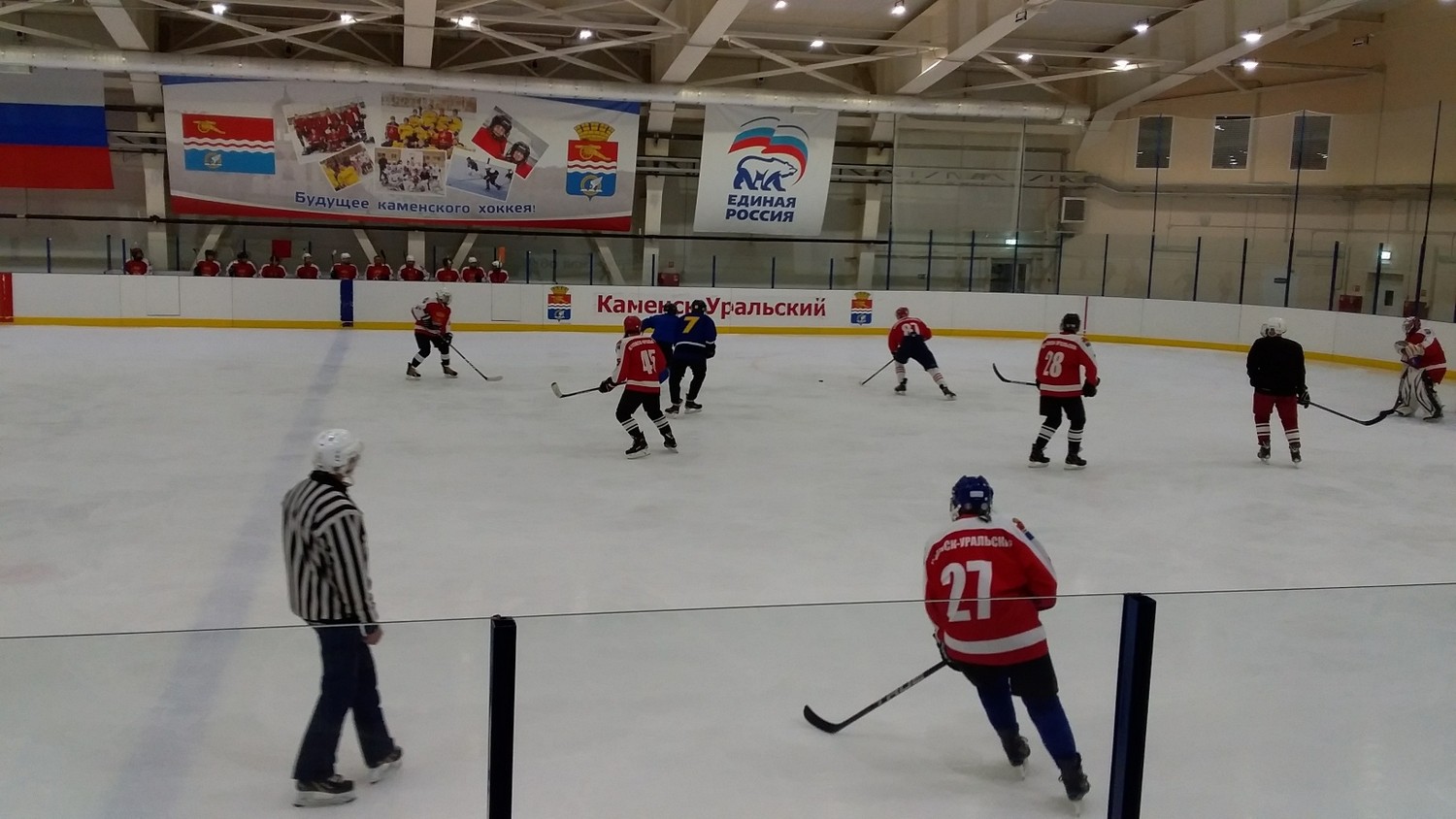 Год «Каменск-Арены» отметили матчем между двумя хоккейными командами. Отныне этот день решили праздновать регулярно