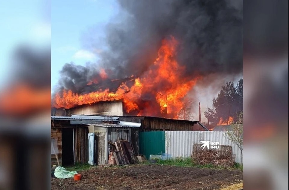 На Урале у многодетной семьи сгорел дом