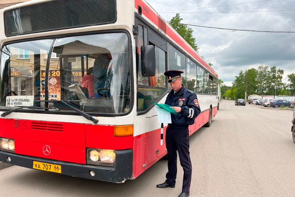 33 ДТП по вине таксистов и 27 по вине водителей автобусов! В Каменске-Уральском и области ГИБДД проводит рейды «Такси» и «Автобус»