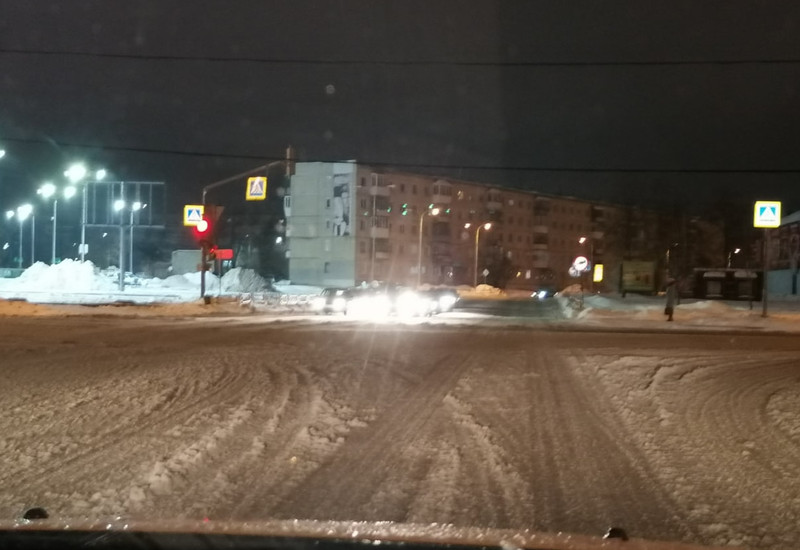 Дорожники убирают накопившиеся снежные сугробы в Каменске-Уральском — там, где ездит транспорт— в мэрии уверяют, работали всю прошлую ночь