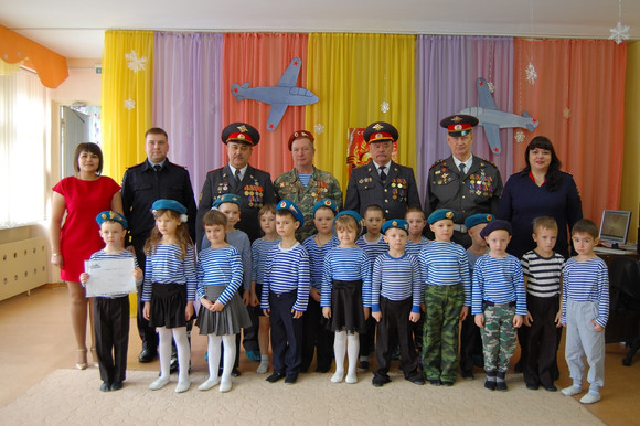 На праздник в детский сад в Каменске-Уральском нагрянули полицейские и не очень строго судили «Зарницу». Отпускать гостей малыши не хотели..