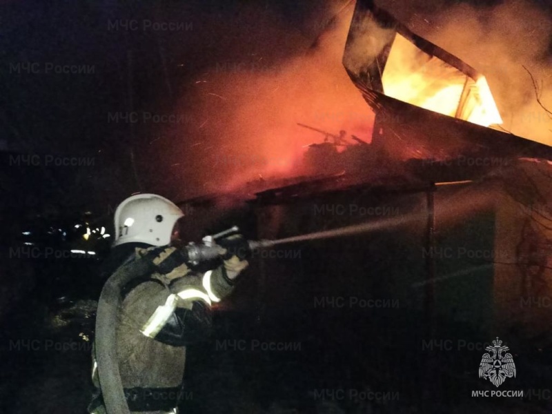 Накануне в деревне под Каменском-Уральским сгорели иномарка и садовый дом