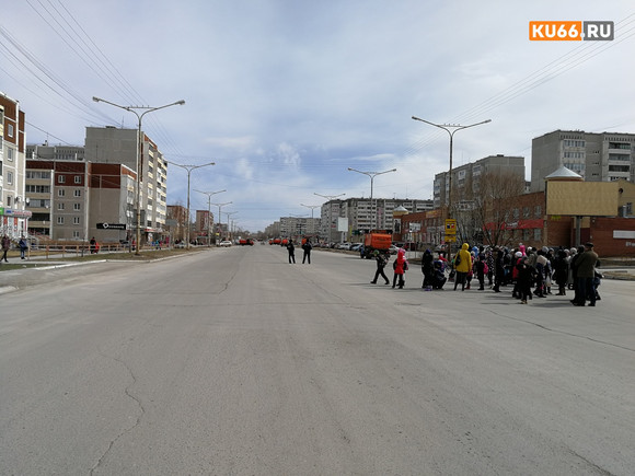 Епископ просил, мэр обещал… Во время крестного хода к строящемуся собору в Каменске-Уральском жители пожертвовали 70,5 тыс. руб.