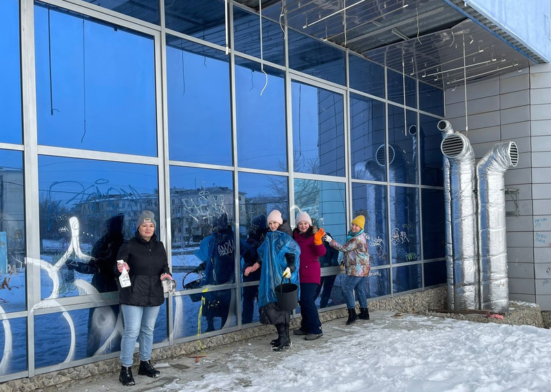 «Было нелегко, но справились». Активисты Фонда предпринимательства Каменска вышли оттирать художества вандалов на здании центра «Мой бизнес»