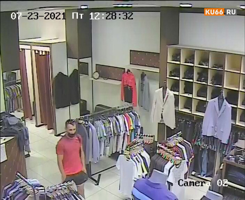 Она отвлекала, он «примерял». Из магазина мужской одежды в Каменске пара «покупателей» под прицелом видеокамеры вынесла футболку и джинсы