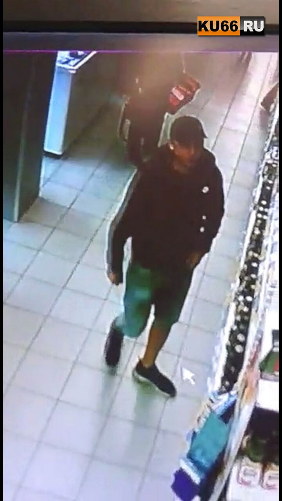 Помогите найти! Полиция объявила в розыск трех человек, который вынесли пять бутылок спиртного из магазина в Каменске-Уральском. ФОТО