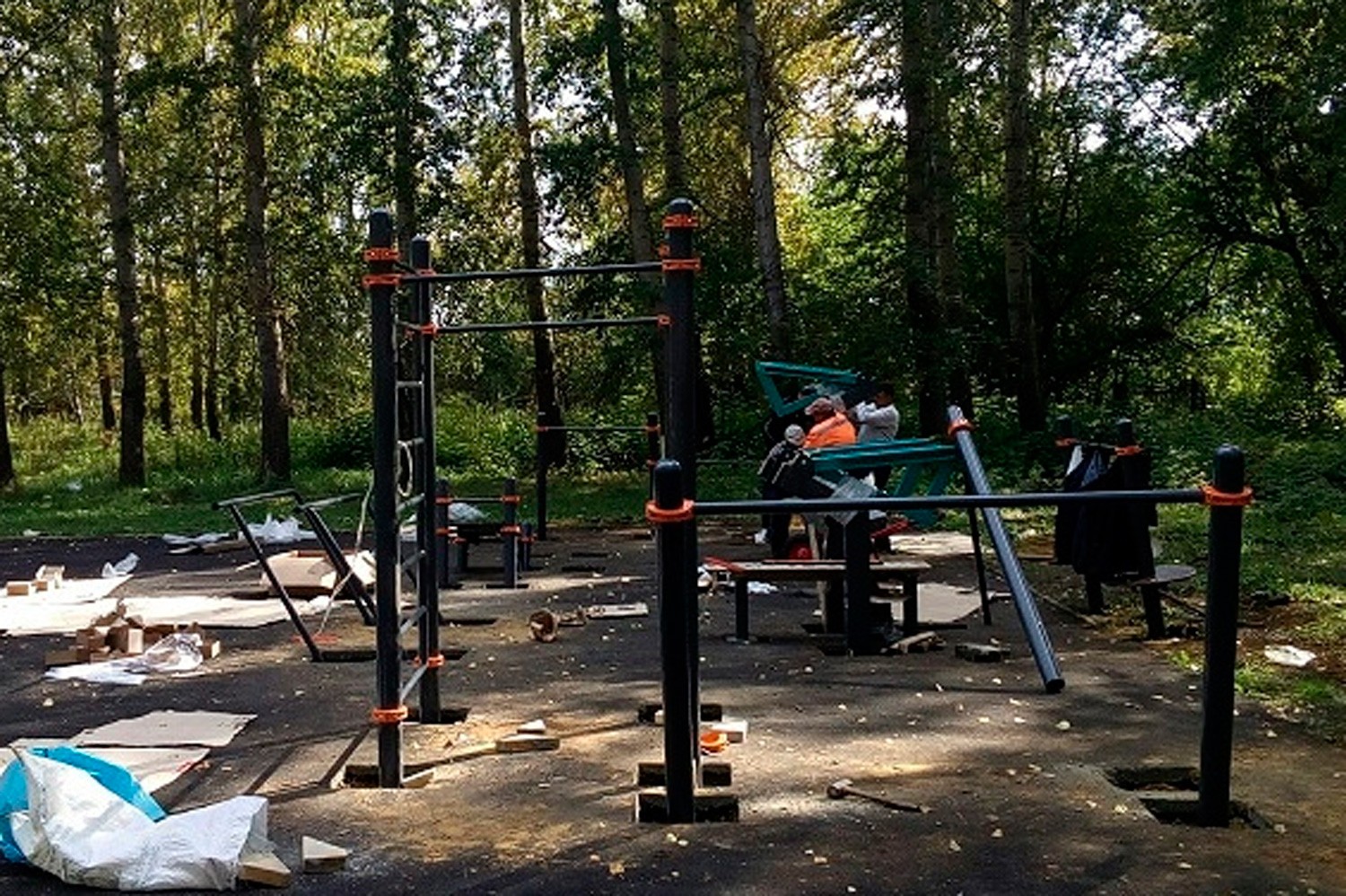 Жители, поддержанные Шмыковым, в эти дни рады, что около их домов в пос. Силикатный Каменска-Уральского строят новую спортплощадку