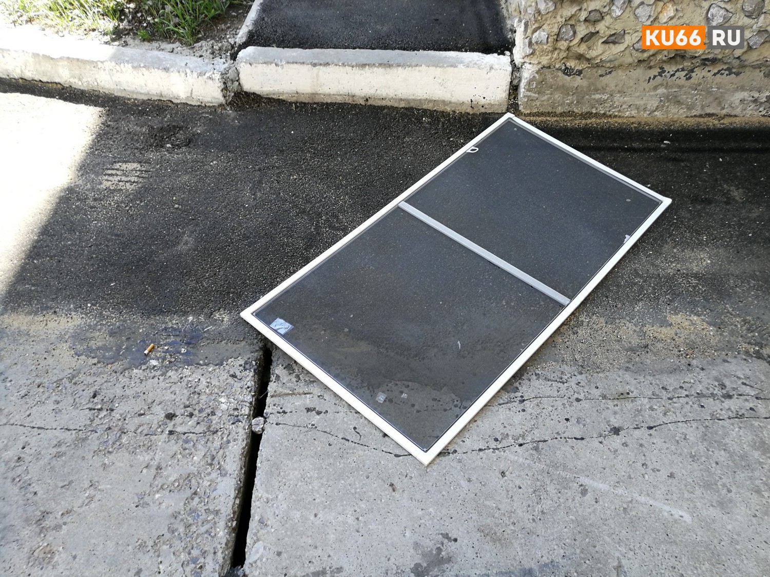 Трагедия в Каменске-Уральском: из окна девятого этажа дома по пр. Победы выпал трёхлетний малыш, оперевшись на москитную сетку