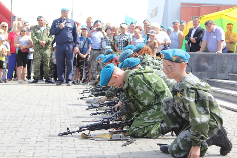 «Элита и в армии, и в жизни». В Каменске и по всей России отмечают День ВДВ. Мэр вспомнил, что десантники участвуют и в спецоперации