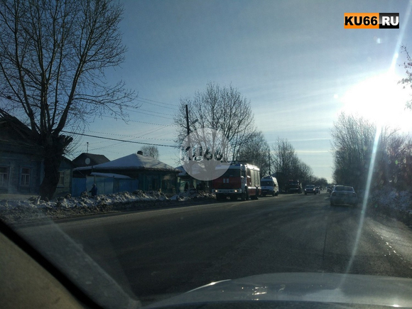 Частный жилой дом полыхнул утром в Каменске-Уральском – от удушья погибли куры и две собаки. ФОТО