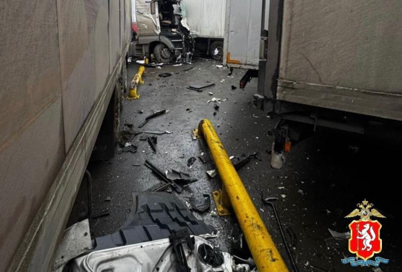 Фура с конфетами не справилась с управлением на уральской трассе и протаранила семь грузовиков  | Кондитерская фура устроила массовое ДТП на трассе Пермь – Екатеринбург