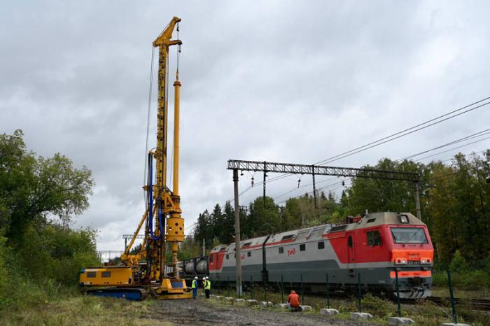 Пробкам у железнодорожного переезда под Каменском-Уральским скоро конец | В Свердловской области начали строить путепровод вместо проблемного переезда