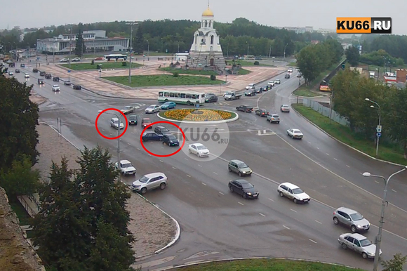 На ровном месте! У здания администрации Каменска-Уральского утром столкнулись четыре автомобиля по вине одного невнимательного водителя