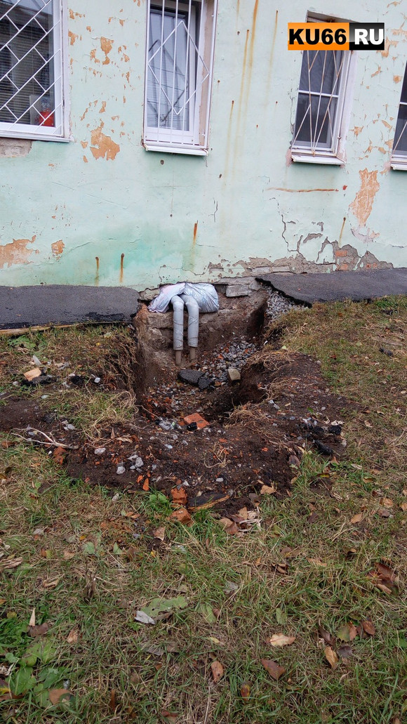 В Каменске-Уральском коммунальщики второй месяц не могут закопать яму, оставшуюся после запуска отопления на улице Зои Космодемьянской. ФОТО