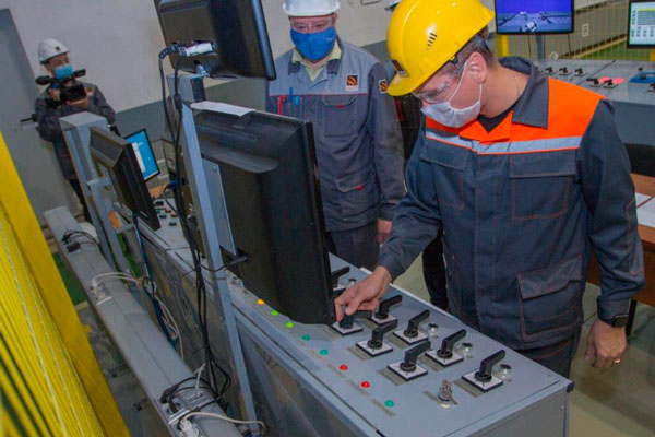 Теория — на компьютере, практика — на виртуальных тренажерах. На СинТЗ в Каменске-Уральском впервые прошел конкурс мастерства вальцовщиков