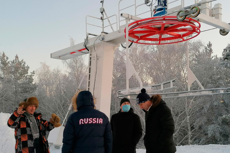Каменская горнолыжка близка к открытию — здесь тестируют генераторы по оснежению, светильники уже работают, а в АБК идет отделка