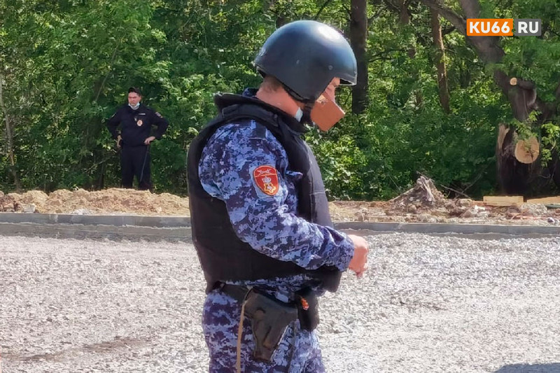 Полицейские с утра отрабатывают, как противодействовать агрессивной толпе в Каменске-Уральском, и давать отпор при нападении на отдел