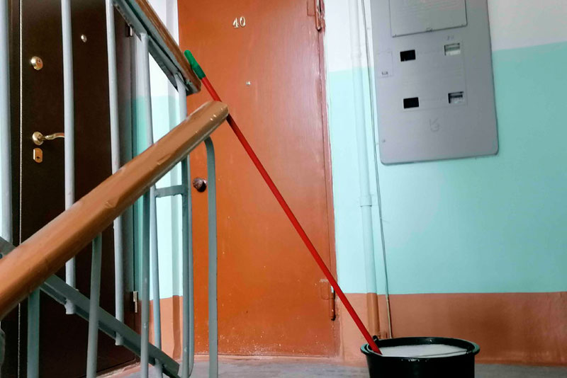 В Каменске-Уральском проверили, как обрабатывают подъезды в домах. А в поликлиниках принимают сейчас только если есть угроза здоровью