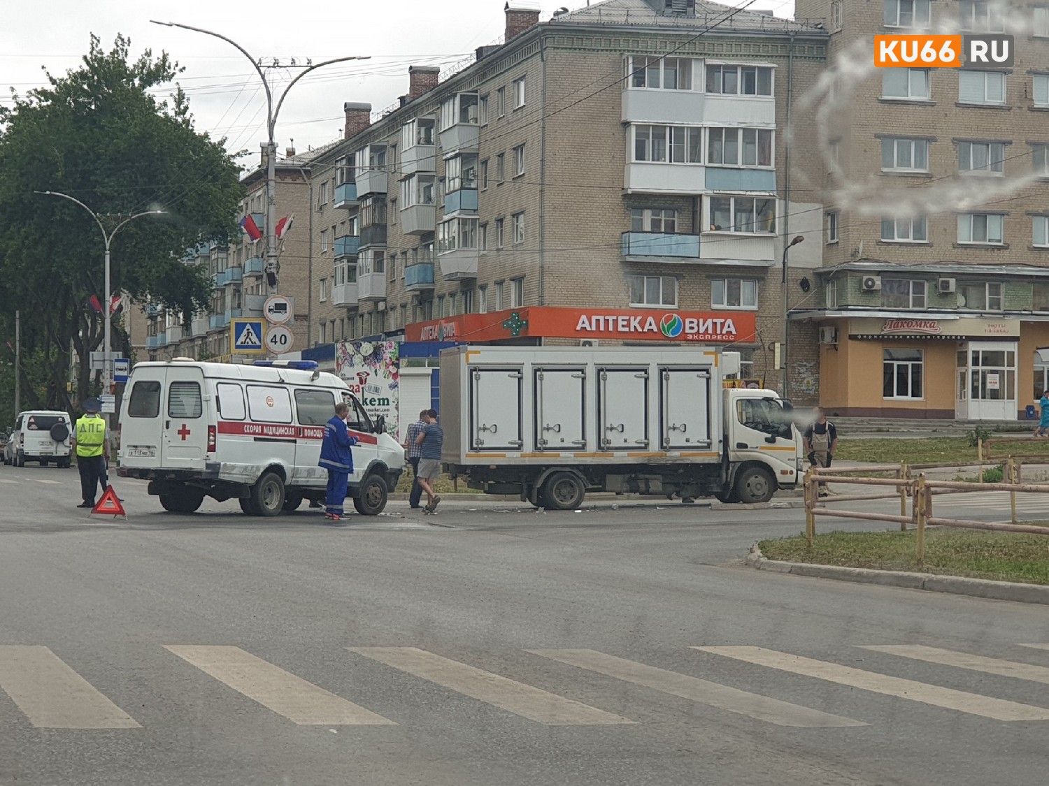 Водитель грузовика-рефрижератора, поворачивая налево на оживленном перекрестке в Каменске-Уральском, не пропустил ГАЗ и устроил нелепое ДТП