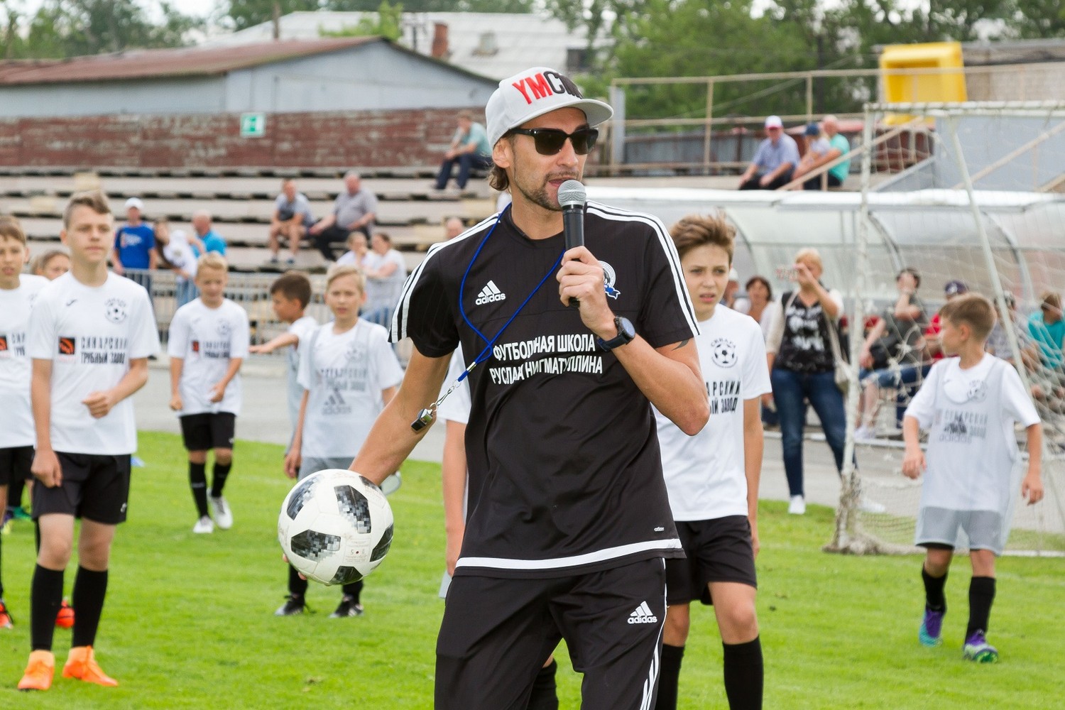 И такое бывает! Лучший вратарь и футболист России, переквалифицировавшийся в ди-джеи, провел мастер-класс для ребят из ФК «Синара»