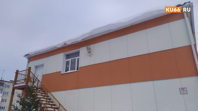 Руководство детсада № 78 Каменска пыталось обмануть чиновников? Родители заметили опасно свисающий с кровли учреждения снег