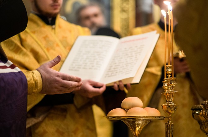 Минюст разрешил проносить вино в СИЗО