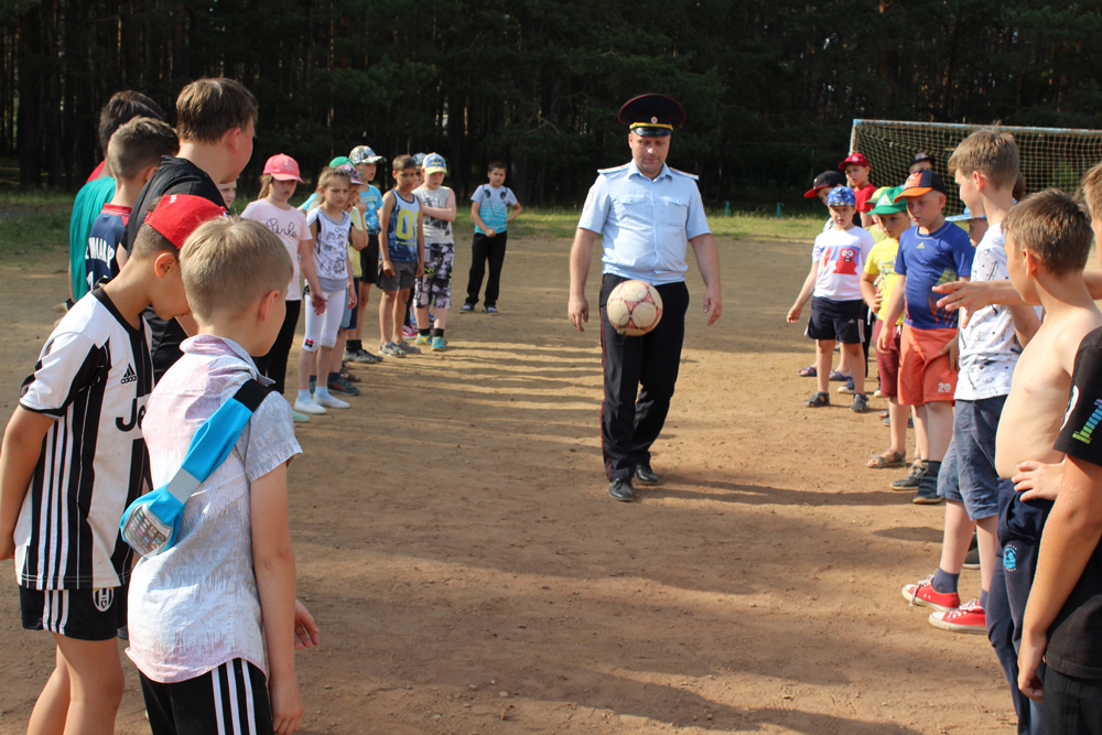 Полицейские Каменска-Уральского собрались «У трех пещер»: призвали молодежь уважать близких, а потом предложили выйти и сыграть в футбол