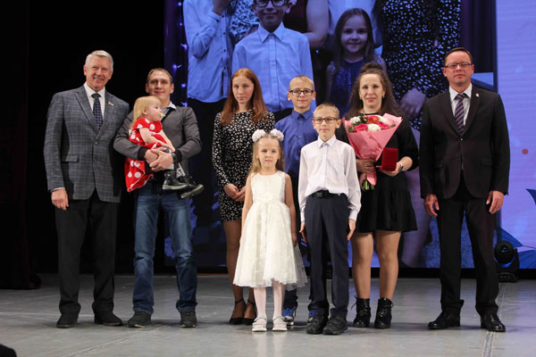 В Каменске-Уральском лучших мам города поздравили в СКЦ