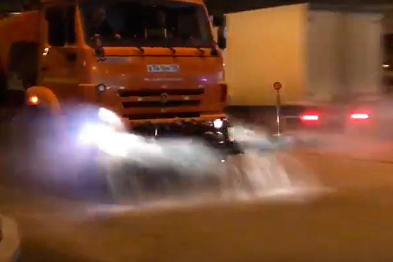 Коммунальщики Каменска-Уральского приспособили поливомоечную машину для обработки улиц хлорсодержащей жидкостью для дезинфекции