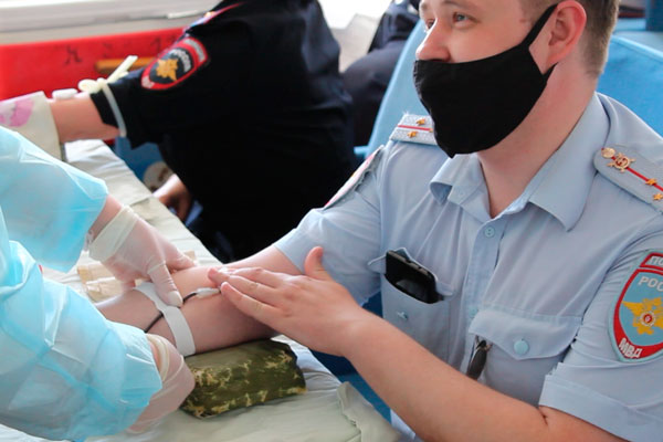 «Национальный день донора». В Каменске-Уральском сотрудники МВД сдают кровь