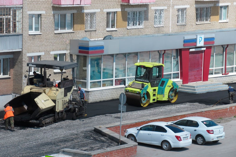 Один из каменцев оригинально оценил труд рабочих, асфальтировавших тротуар в Каменске-Уральском: на новый асфальт он ссыпал старье с балкона